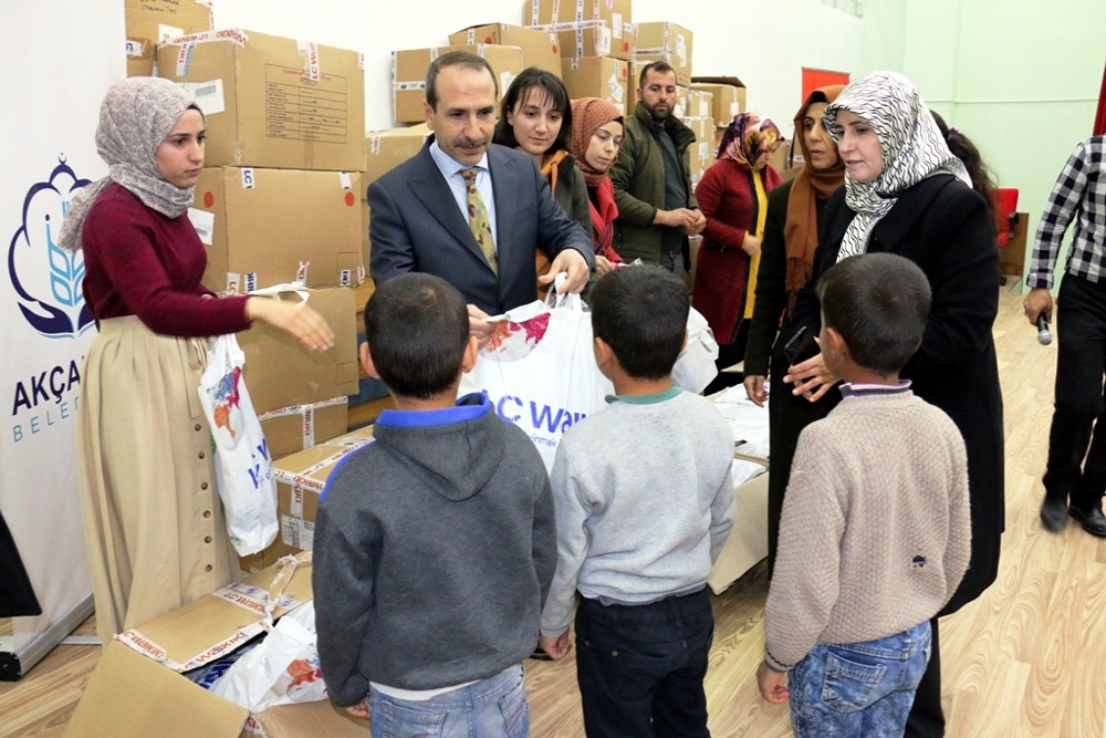 Akçakale belediyesi 400 ihtiyaç sahibi öğrenciyi giydirdi. 