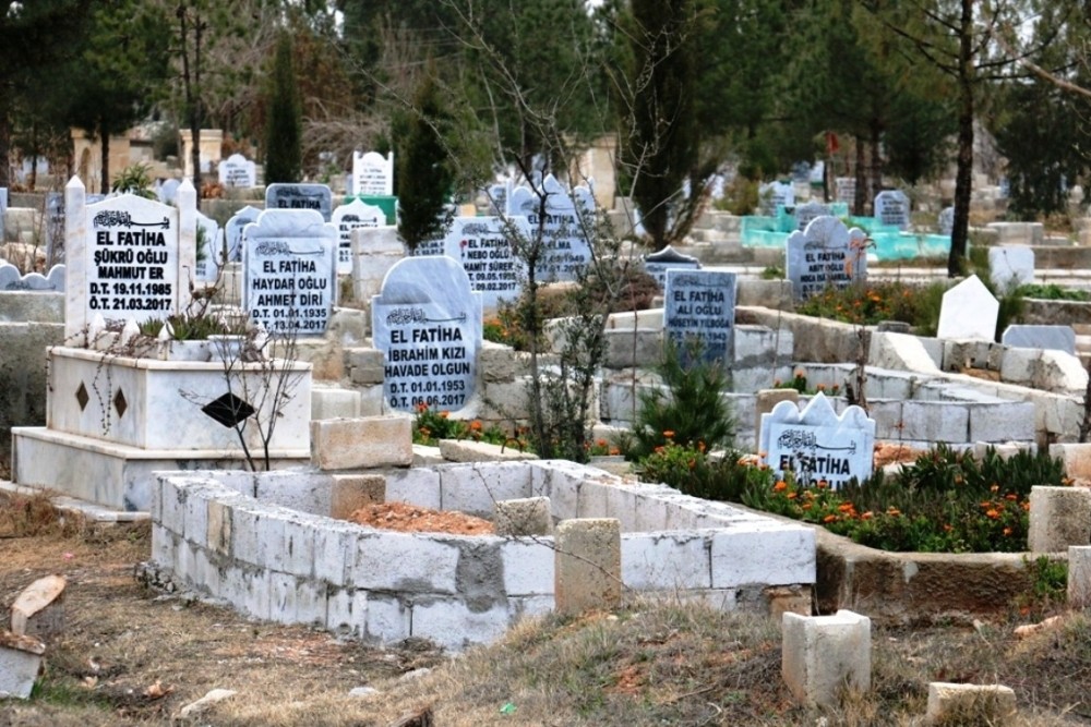 Akçakale yeni aile mezarlığında drenaj çalışmaları başladı. 