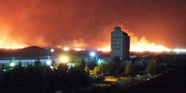 Akçakale'de anız yangını böyle görüntülendi