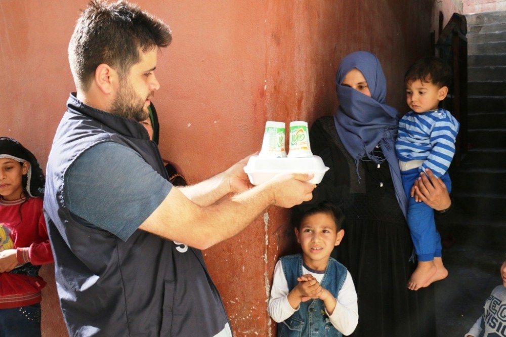 Akçakale’de bin aileye sıcak iftar yemeği 