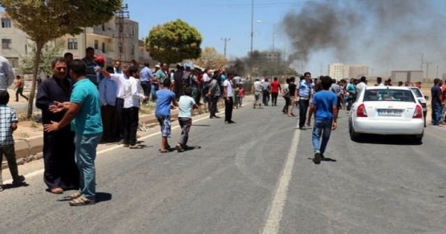 Akçakale'de kaçak elektrik için etrafı yakıp yıktılar