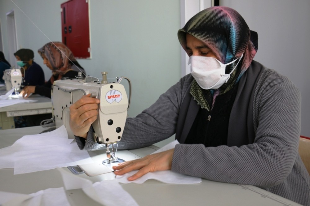 Akçakale’de maskeler halka ücretsiz dağıtılıyor 