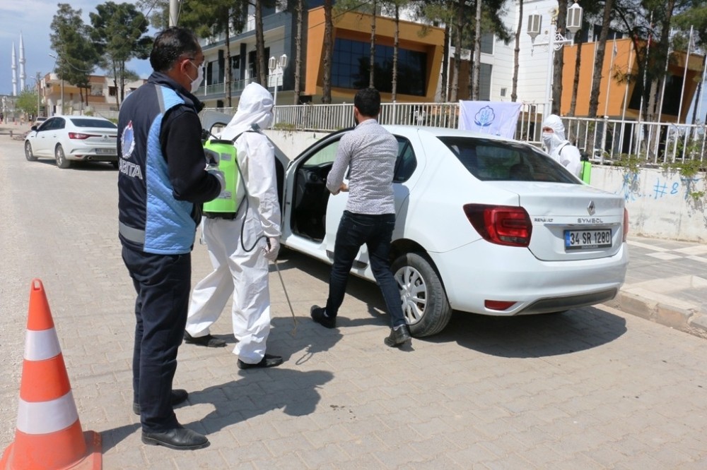 Akçakale’de özel araçlar dezenfekte ediliyor 