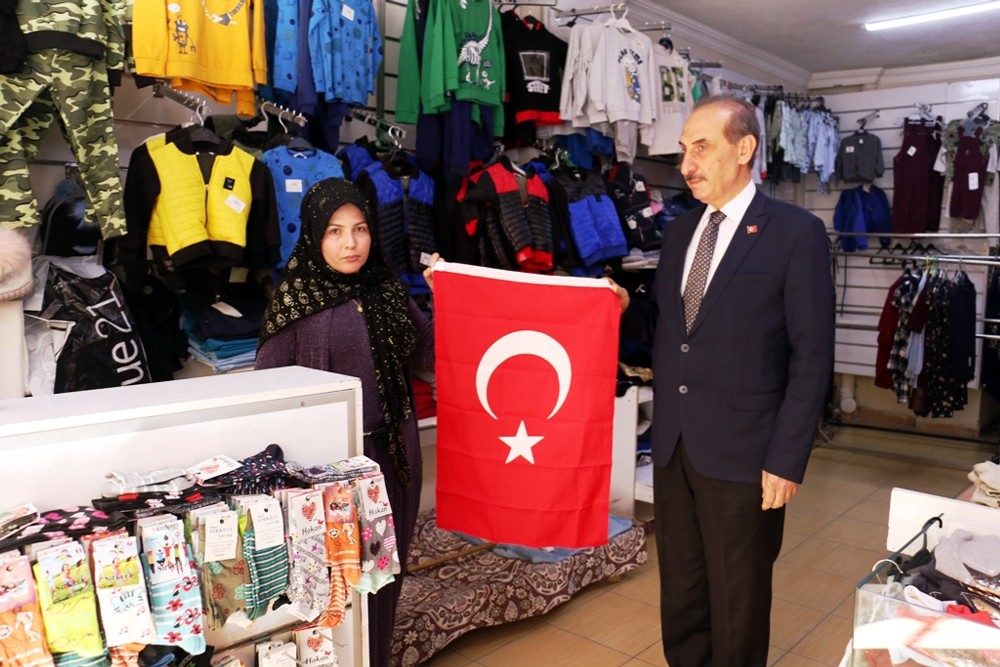 Akçakale’de vatandaşlara Türk bayrağı dağıtıldı 