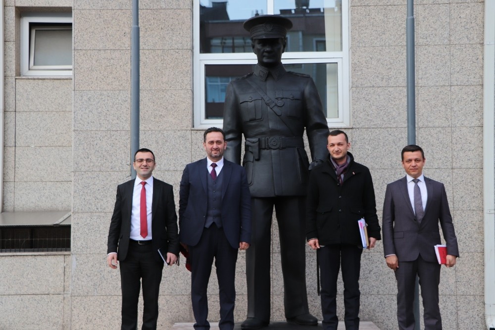 Akçakoca Belediyesi önüne Atatürk heykeli dikildi 