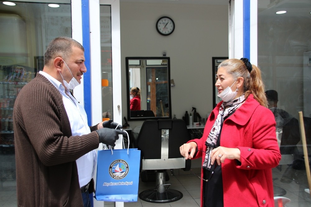 Akçakoca’da berber ve kuaförlere koruyucu kitler dağıtıldı 