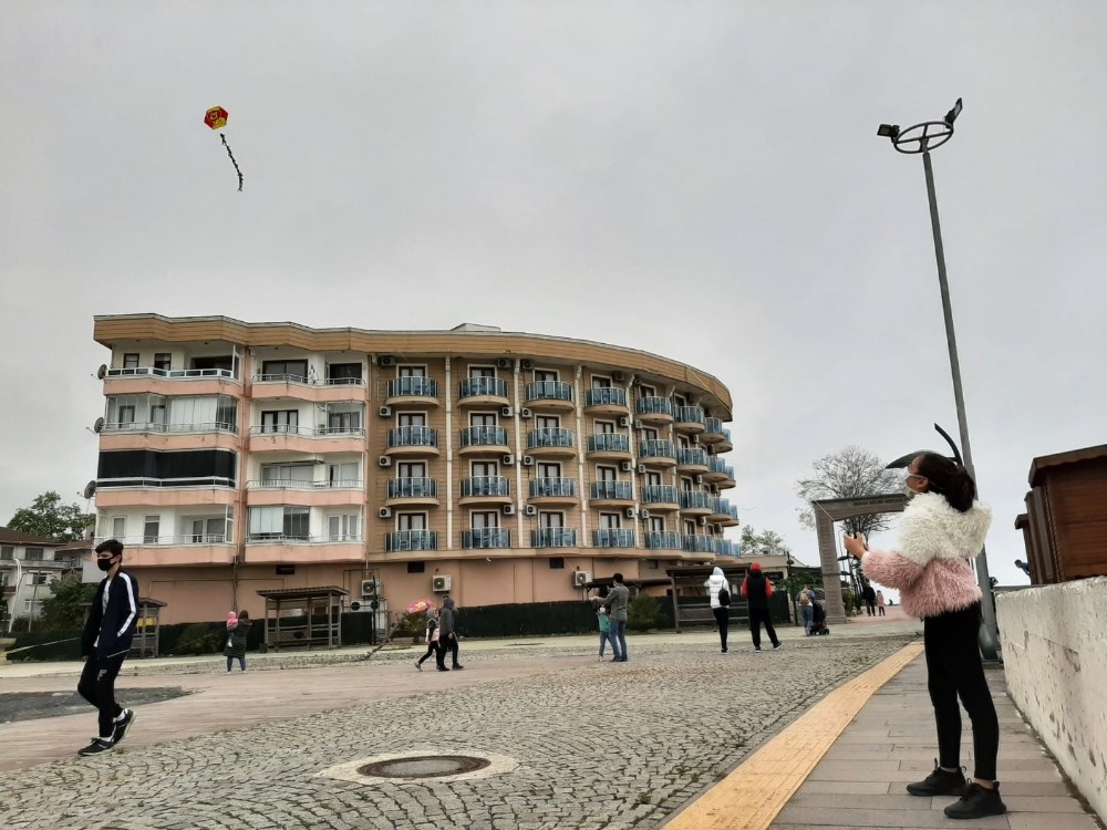 Akçakoca’da çocuklar uçurtma uçurdu parklarda oynadı 