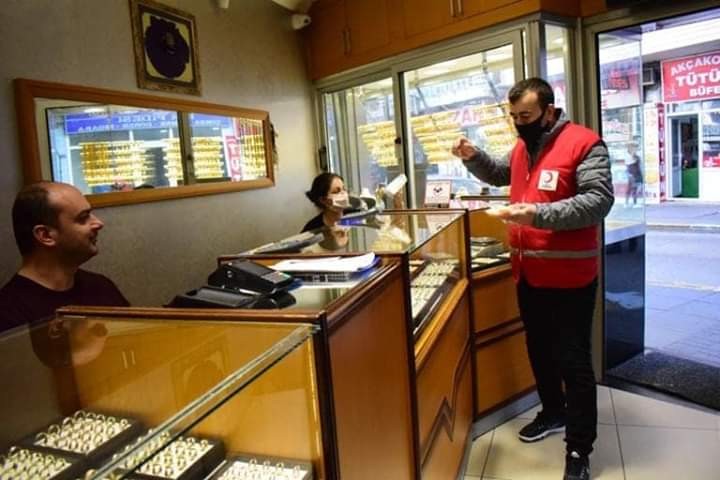 Akçakoca’da Kızılay esnafa maske dağıttı 