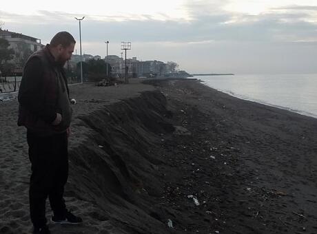 Akçakoca'da korkutan görüntü! Kumsal 3 metre aşağıya indi