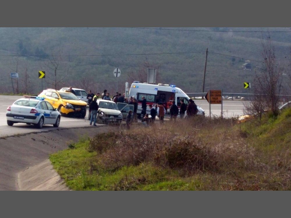 Akçakoca’da otomobil ile taksi çarpıştı: 5 kişi yaralı