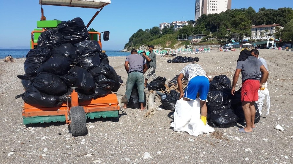 Akçakoca’da plajlar temizleniyor 