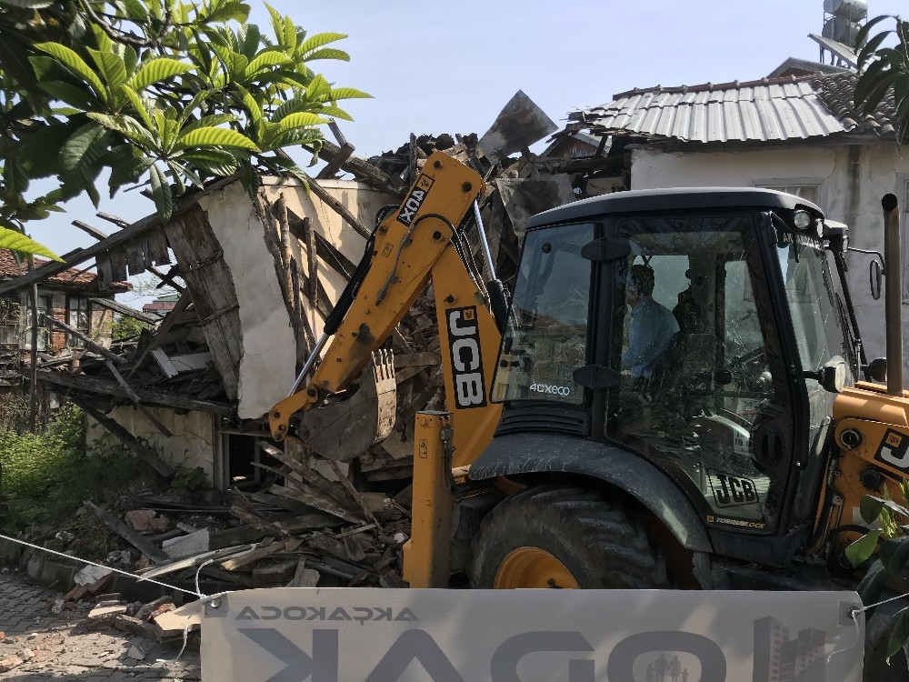 Akçakoca’da virane yapının yıkımı gerçekleştirildi 