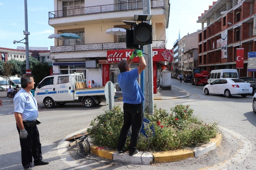 Akçakoca’da zarar gören tabelalar yenilendi 