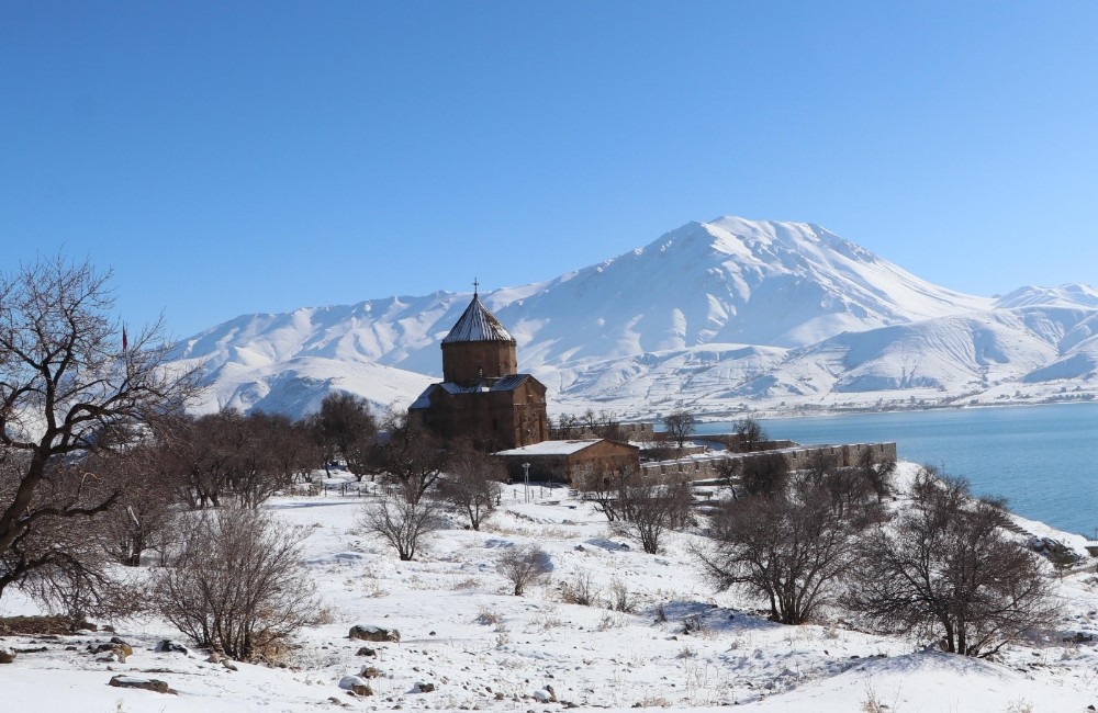 Akdamar Adası, beyaz gelinliğini giydi 