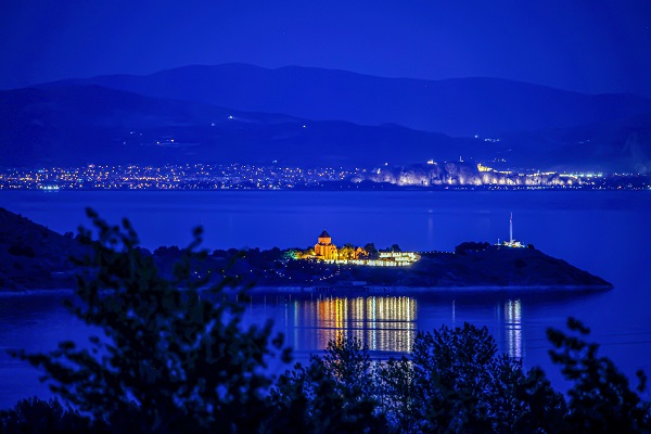 Akdamar Adası ile Van Kalesi aynı karede