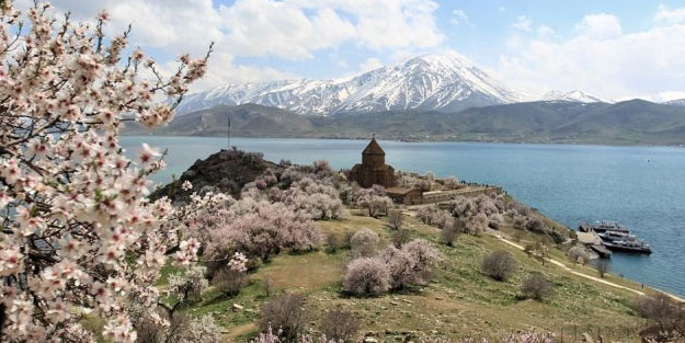 Akdamar Adası'na ziyaretçi akını
