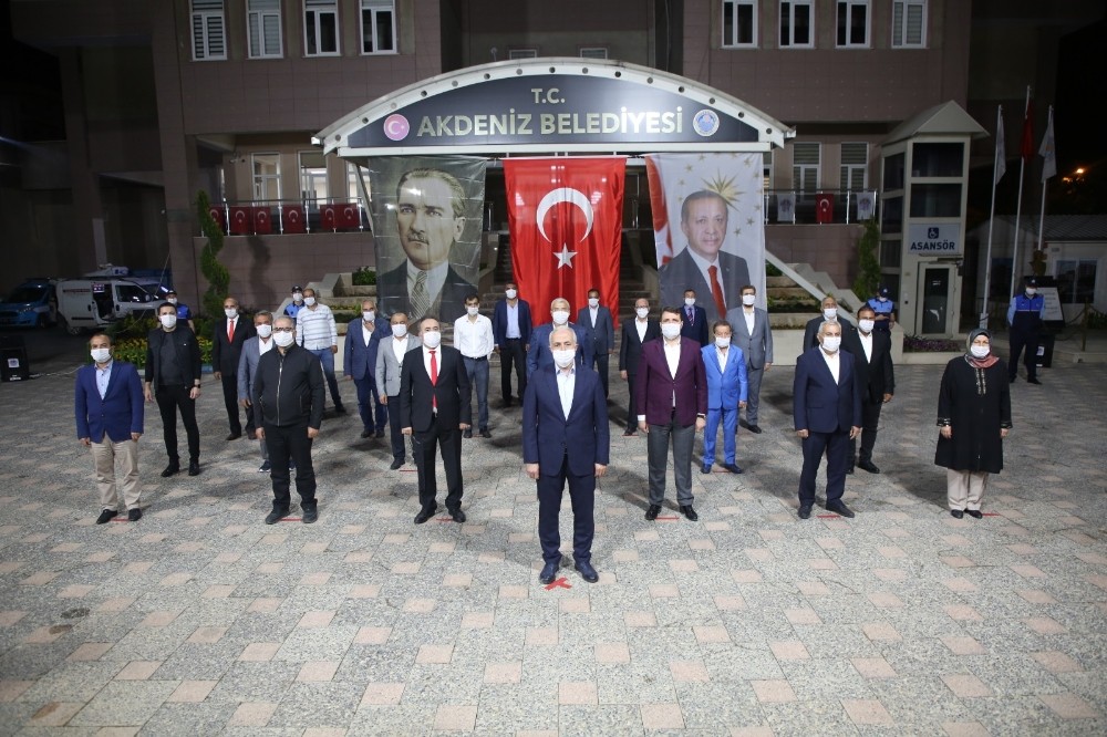 Akdeniz Belediyesi önünde İstiklal Marşı okundu 