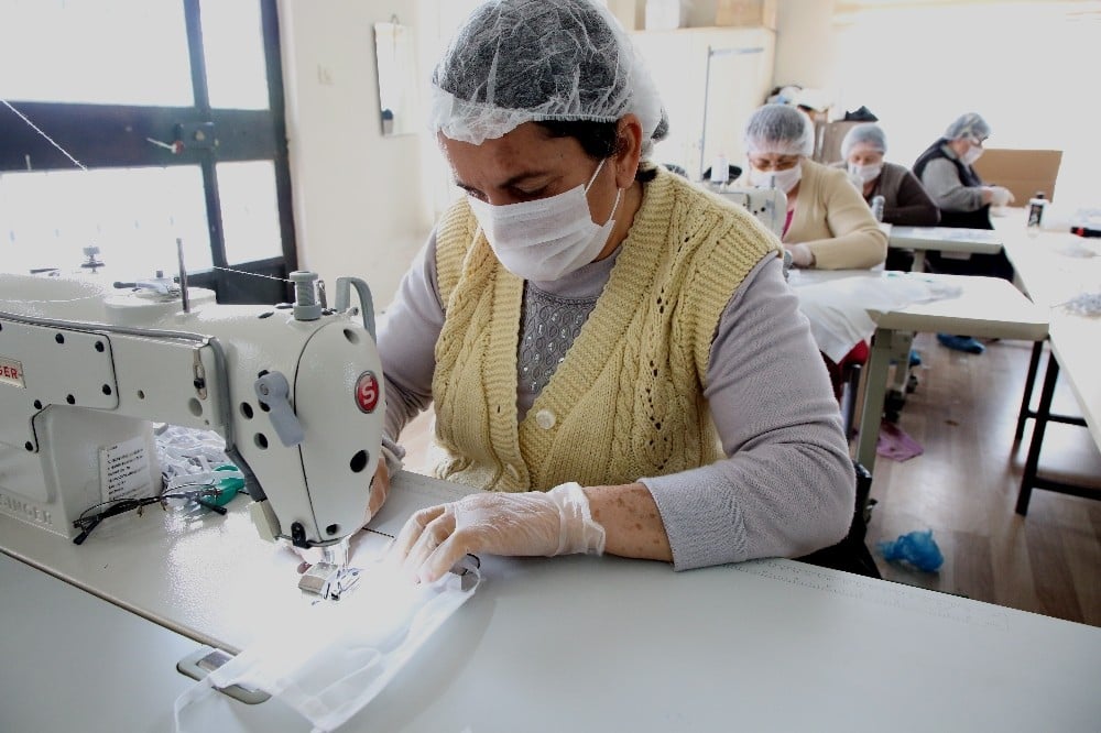 Akdeniz Belediyesi tıbbi maske üretimine başladı 