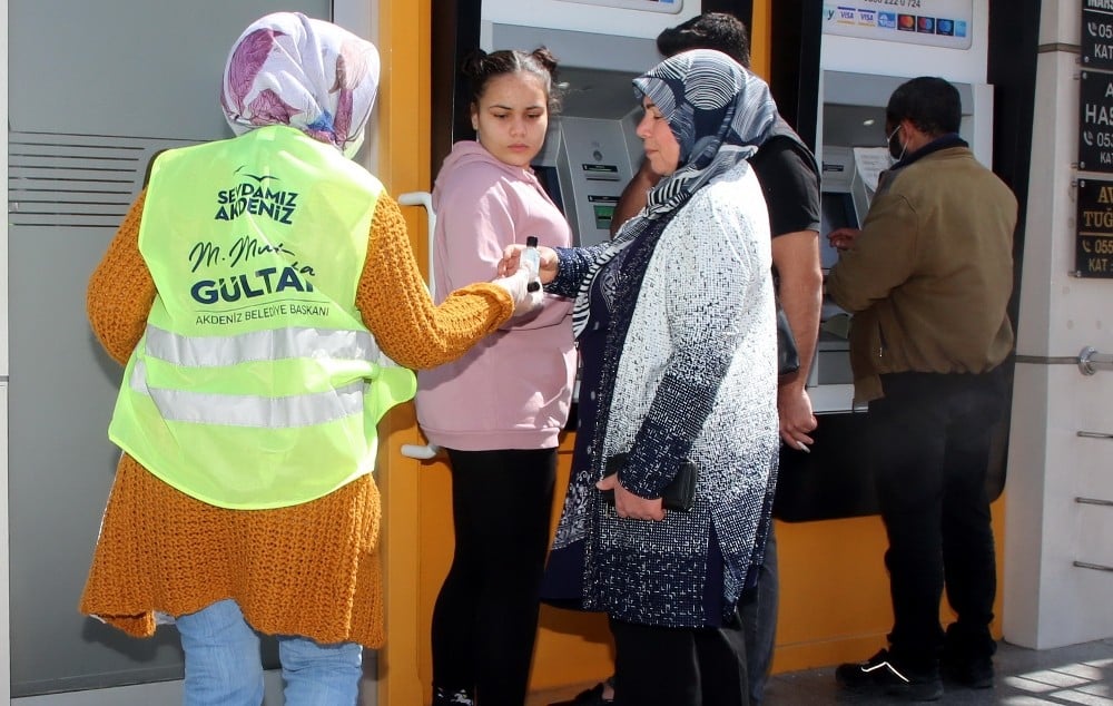 Akdeniz Belediyesi vatandaşlara dezenfektan dağıttı 