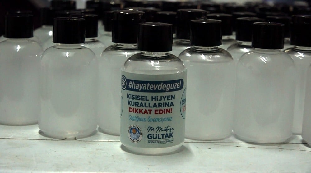 Akdeniz Belediyesi, vatandaşlara el dezenfektanı dağıtıyor 
