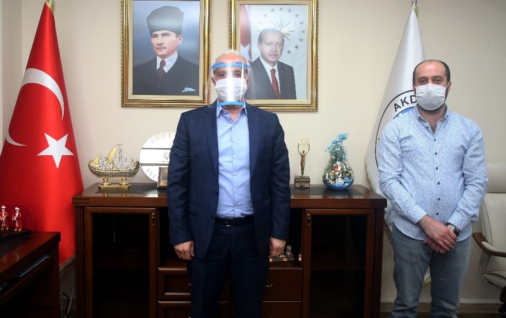 Akdeniz Belediyesinden “3 boyutlu yüz siperliği” üretimine destek 