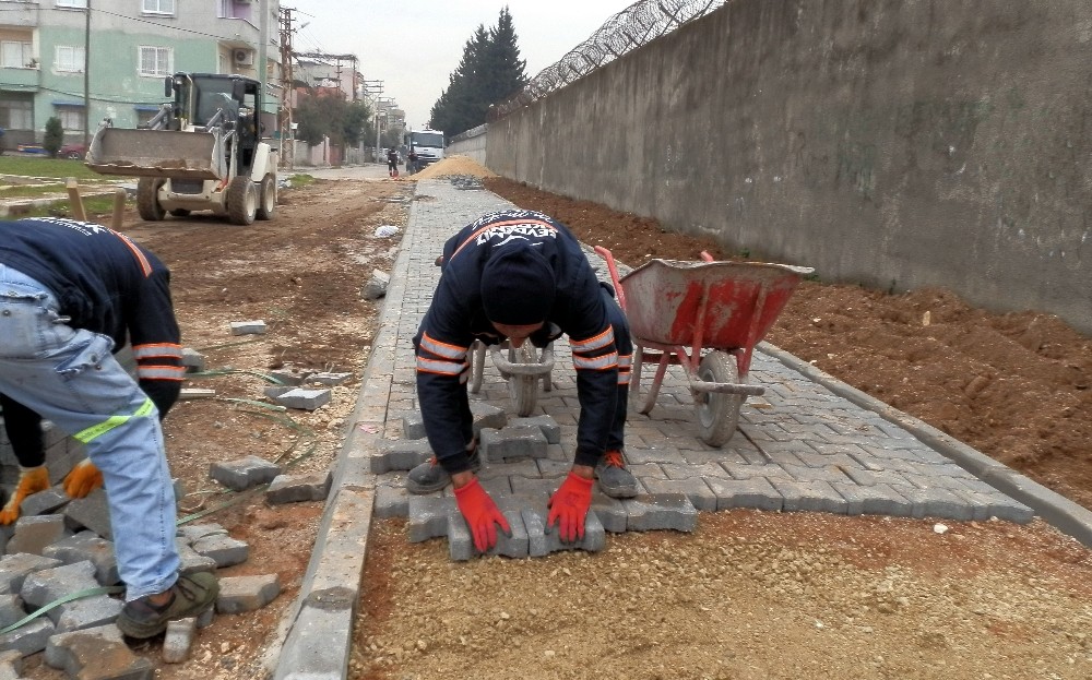 Akdeniz Belediyesi’nin mahallelerdeki üst yapı çalışmaları sürüyor 