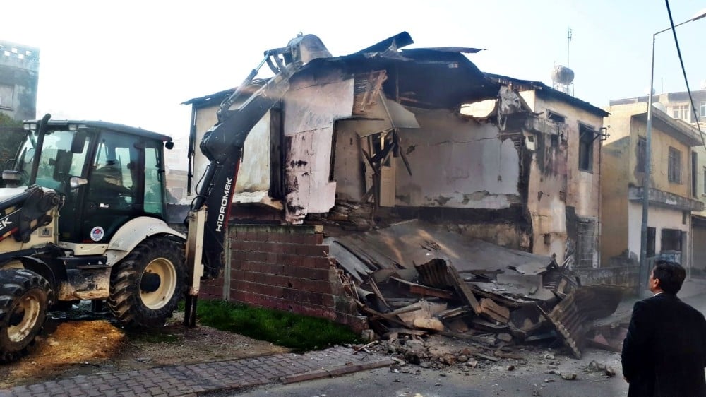 Akdeniz ilçesinde metruk binaların yıkımı sürüyor 