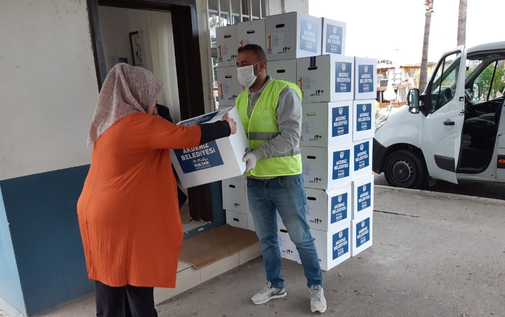 Akdeniz’de 30 bin adet Ramazan kolisinin dağıtımına başlandı 