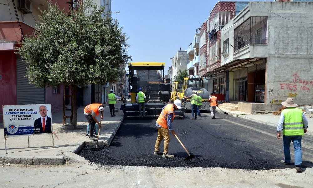 Akdeniz’de asfalt ve yol açma çalışmaları sürüyor 