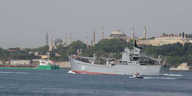 Akdeniz’de görevli Rus savaş gemisi İstanbul Boğazı’ndan geçti