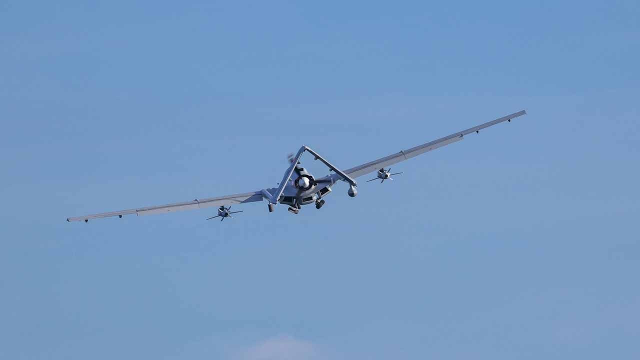 Akdeniz’de güç gösterisi! TCG Anadolu’dan havalanan TB3 hedefi nokta atışı vurdu