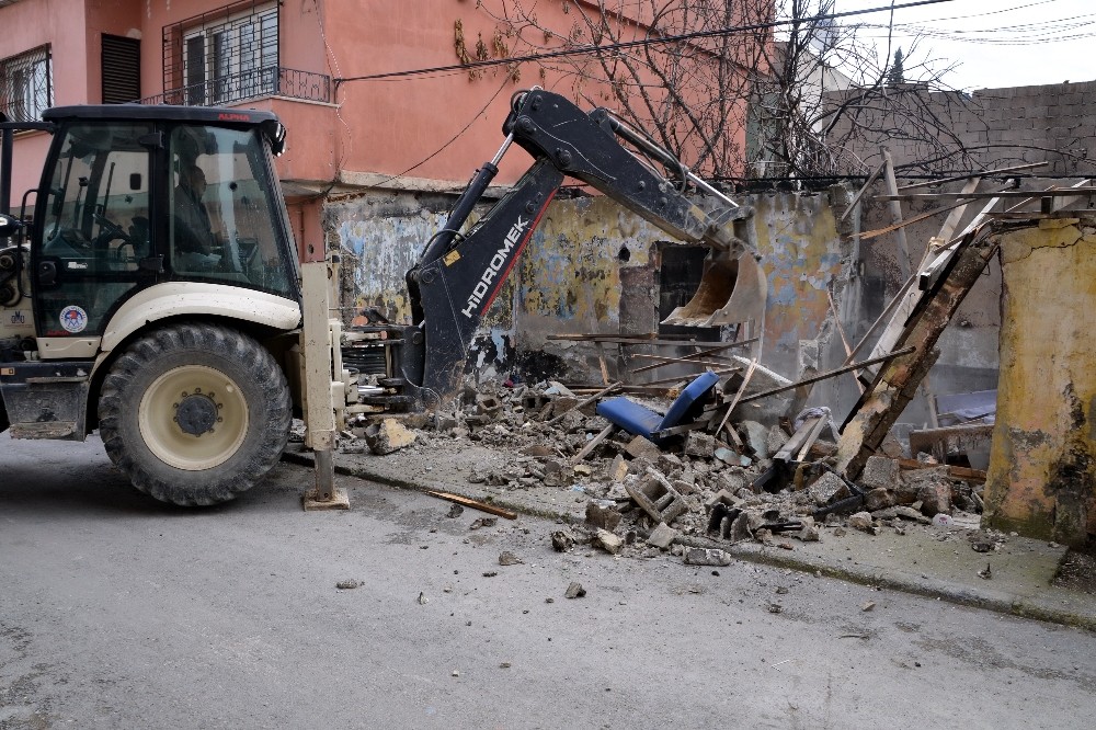 Akdeniz’de halk sağlığını tehdit eden yapılar yıkılıyor 