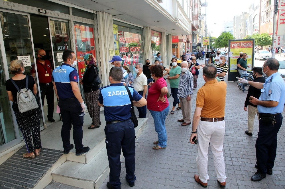 Akdeniz’de iş yerleri denetlendi, maske dağıtıldı 
