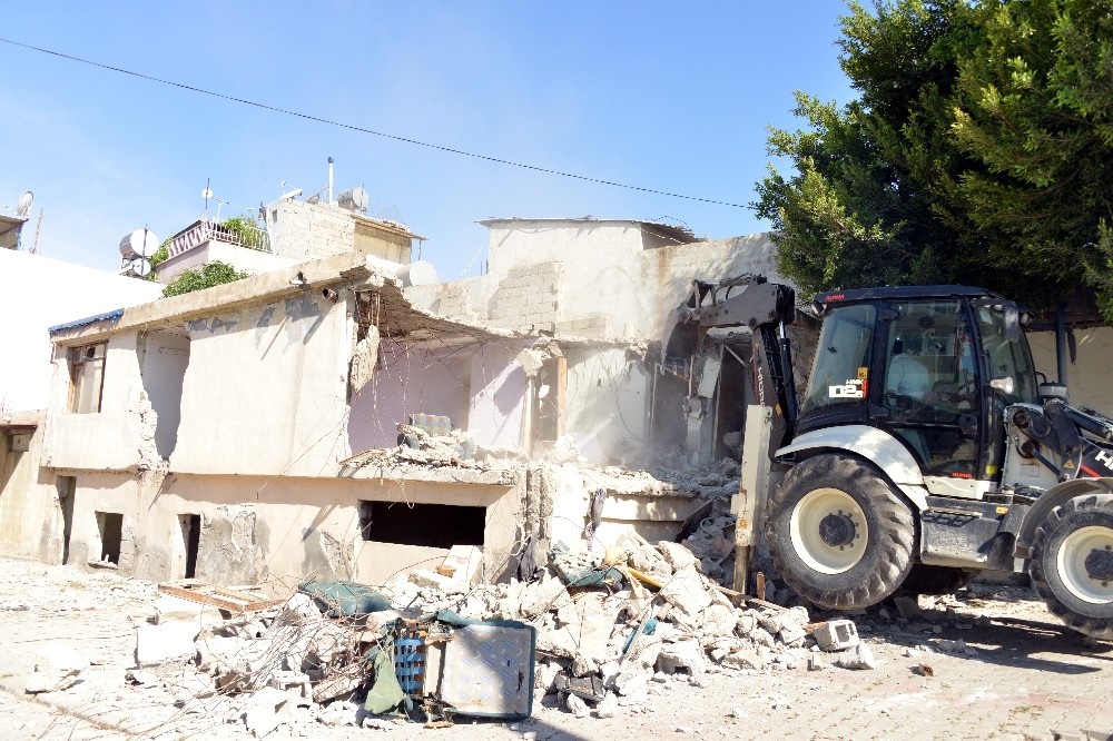 Akdeniz’de metruk binaların yıkımı sürüyor 