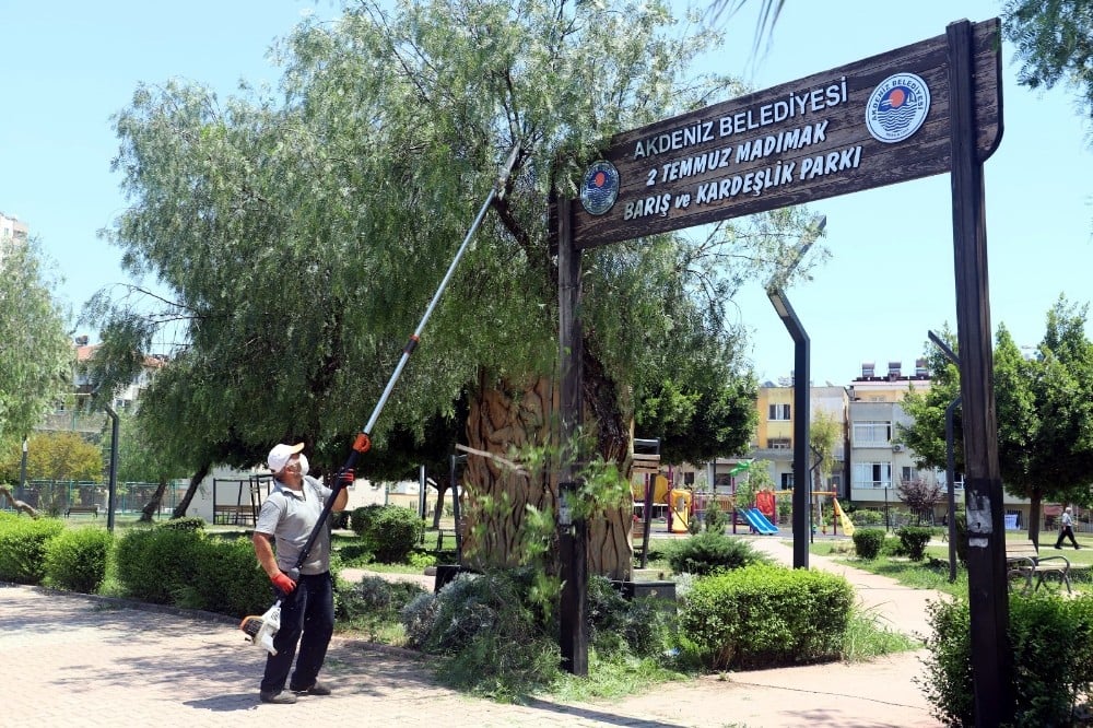 Akdeniz’de park ve yeşil alanlar ilaçlanıyor 
