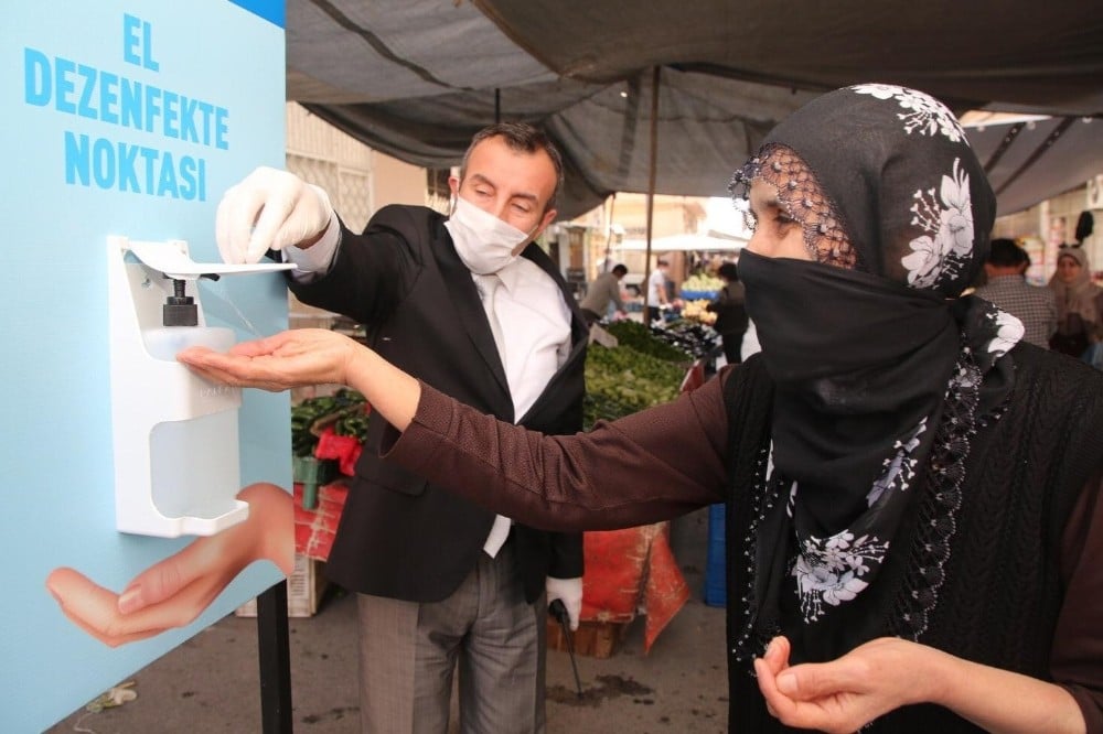 Akdeniz’de pazar yerlerine el dezenfekte noktaları kuruldu 