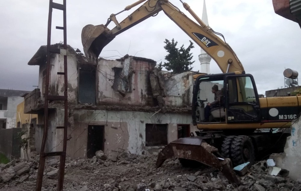 Akdeniz’de tehlike oluşturan metruk binalar yıkılıyor 