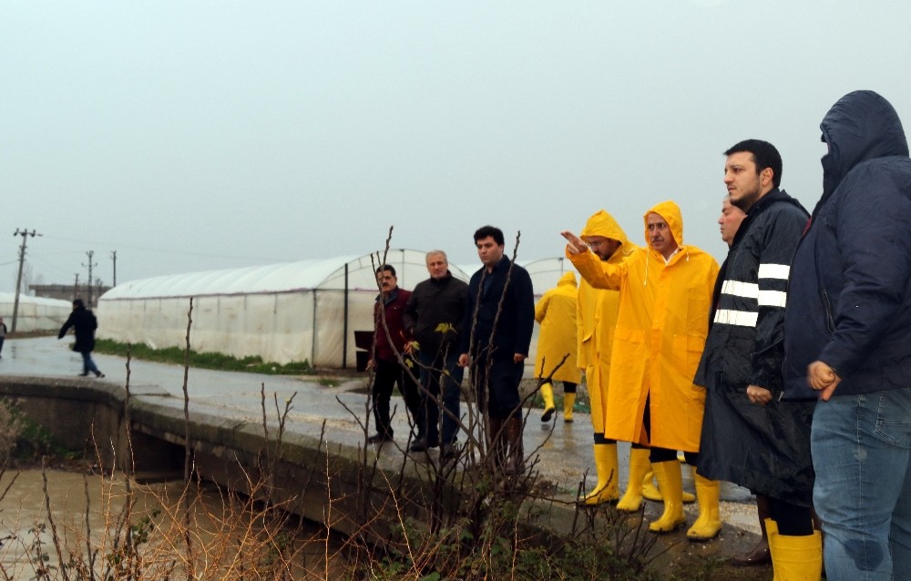 Akdeniz’de yağmur sonrası bozulan yol, köprü ve sokaklar yenileniyor 