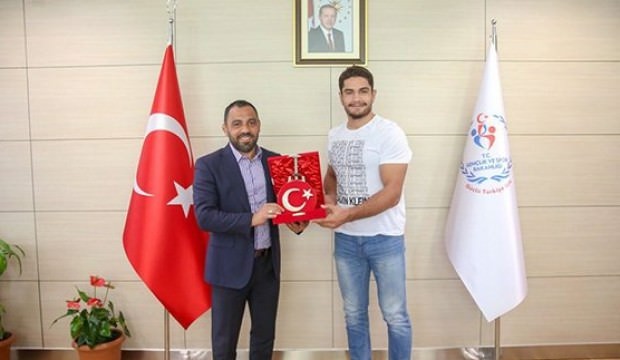 Akgül'den Yerlikaya'ya 25. yıl hediyesi