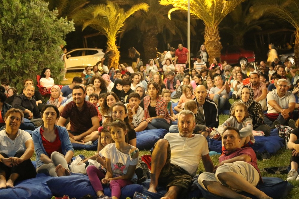 Akhisar Belediyesi açık hava sinema günleri keyifli geçiyor 