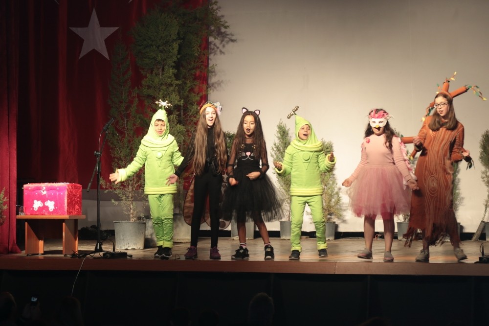 Akhisar Belediyesi çocukları tiyatro ile buluşturuyor 