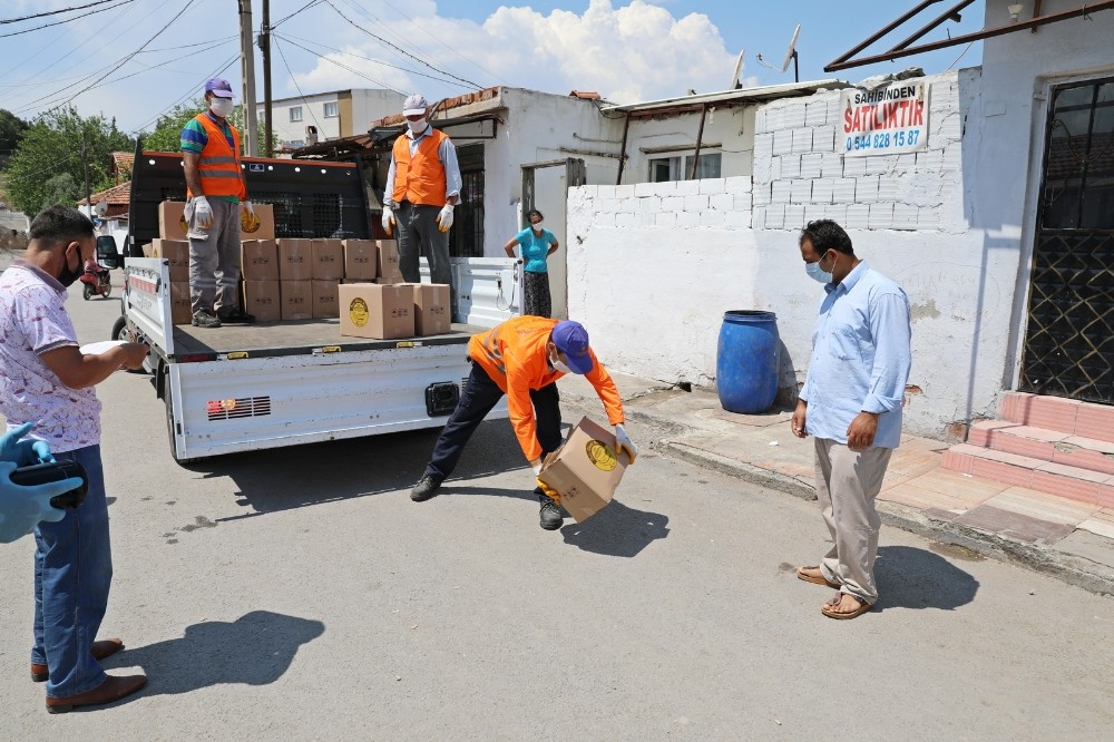 Akhisar Belediyesi karantinadaki vatandaşları yalnız bırakmıyor 