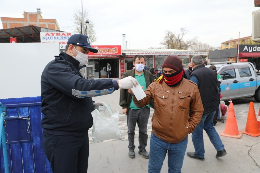 Akhisar Belediyesi pazar yerinde 5 bin maske dağıttı 
