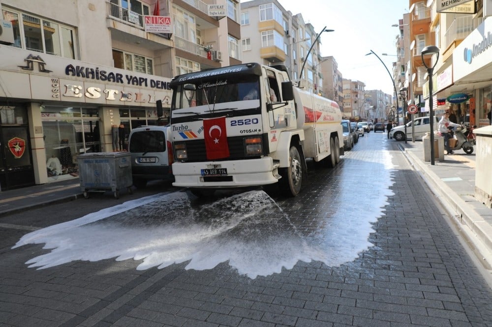 Akhisar Belediyesi salgın hastalıklara karşı sokakları yıkıyor 