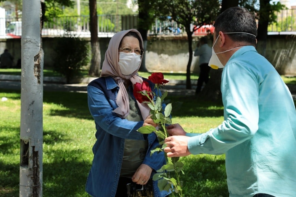 Akhisar Belediyesi sokaklardaki 65 yaş ve üzeri anneleri unutmadı 