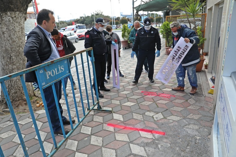 Akhisar Belediyesi sosyal mesafe çizgisi çekti 