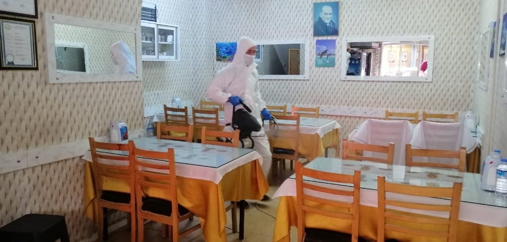Akhisar Belediyesi, yeniden açılan işyerlerini dezenfekte ediyor 