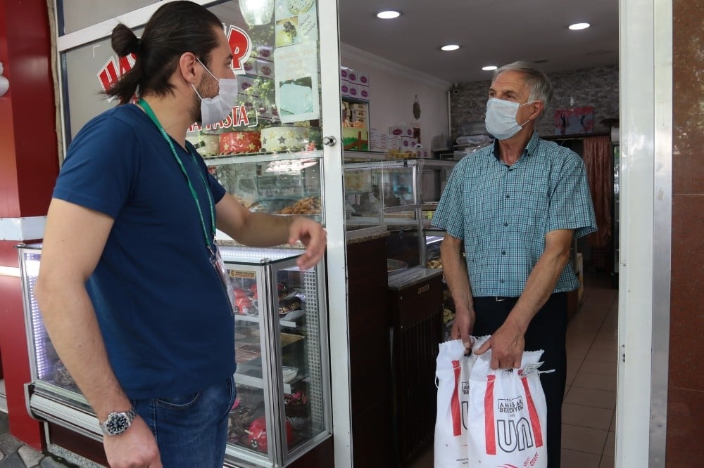 Akhisar Belediyesinden esnafa destek devam ediyor 