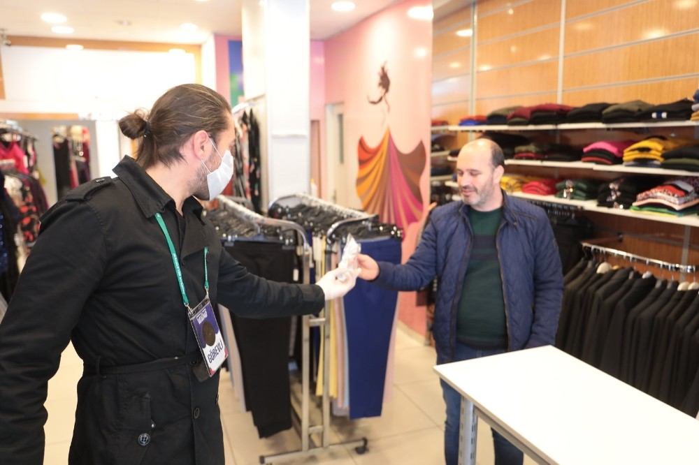 Akhisar Belediyesinden vatandaşlara maske desteği 
