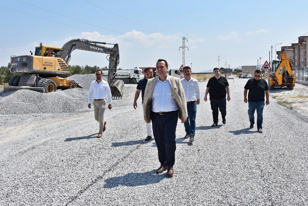 Akhisar Belediyesinden yol yapımında büyük atak 